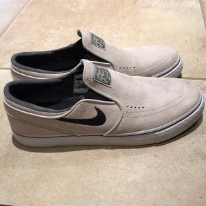 Size 8.5, cream Stefan Janoski’s. (Nike)